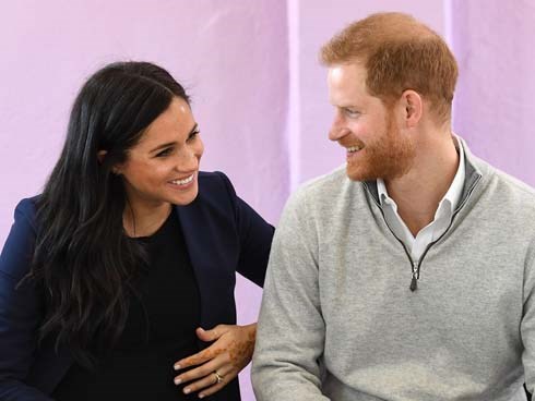 Đoạn clip Hoàng tử Harry quay sang hỏi vợ bầu Meghan: 