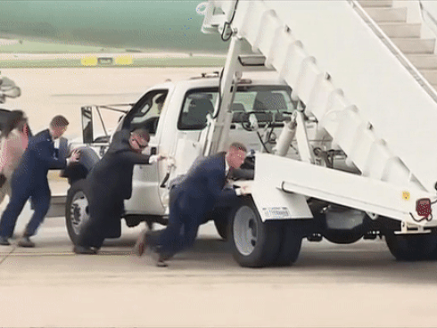 Ông Kim Jong-un vẫy chào người dân, lên tàu về nước-35