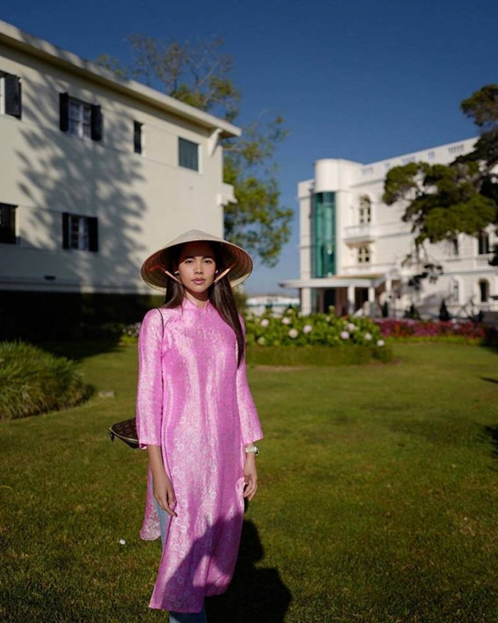 Mê mẩn trước nhan sắc ngọc nữ xứ Chùa Vàng diện áo dài vừa du lịch ở Việt Nam-2