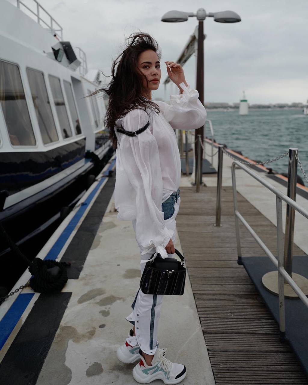 Mê mẩn trước nhan sắc ngọc nữ xứ Chùa Vàng diện áo dài vừa du lịch ở Việt Nam-13