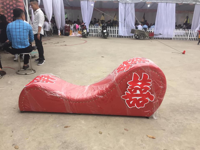 Tặng bạn ghế tình yêu trong ngày cưới, anh chàng khiến người nhìn lắc đầu: Đúng người nhưng sai thời điểm rồi-1