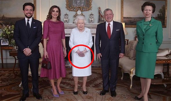 Nữ hoàng Anh bất ngờ để lộ đôi bàn tay bất thường gây xôn xao cộng đồng mạng, Công nương Kate hồi đáp chuyện mang thai con thứ 4-1