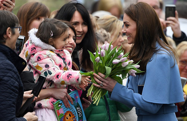 Nữ hoàng Anh bất ngờ để lộ đôi bàn tay bất thường gây xôn xao cộng đồng mạng, Công nương Kate hồi đáp chuyện mang thai con thứ 4-3