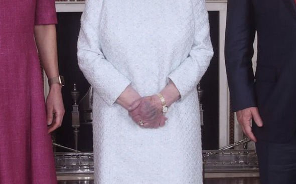 Nữ hoàng Anh bất ngờ để lộ đôi bàn tay bất thường gây xôn xao cộng đồng mạng, Công nương Kate hồi đáp chuyện mang thai con thứ 4-2