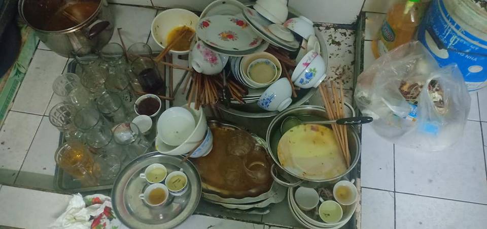 Ấm ức kể khổ khi phải rửa bát một mình, vợ trẻ chưng hửng khi thấy phản ứng của hội chị em-1