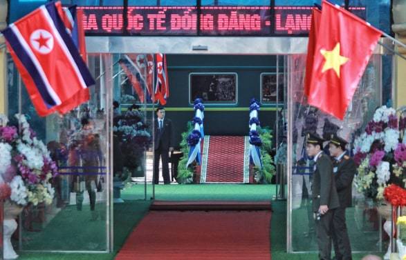 Ông Kim Jong-un vẫy chào người dân, lên tàu về nước-34