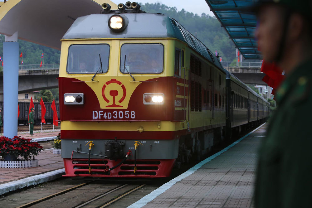 Ông Kim Jong-un vẫy chào người dân, lên tàu về nước-33