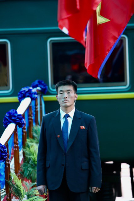 Ông Kim Jong-un vẫy chào người dân, lên tàu về nước-20