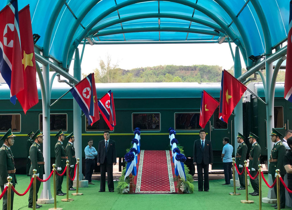 Ông Kim Jong-un vẫy chào người dân, lên tàu về nước-19