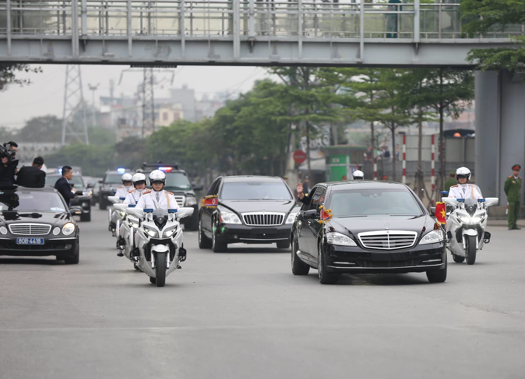 Ông Kim Jong-un vẫy chào người dân, lên tàu về nước-25