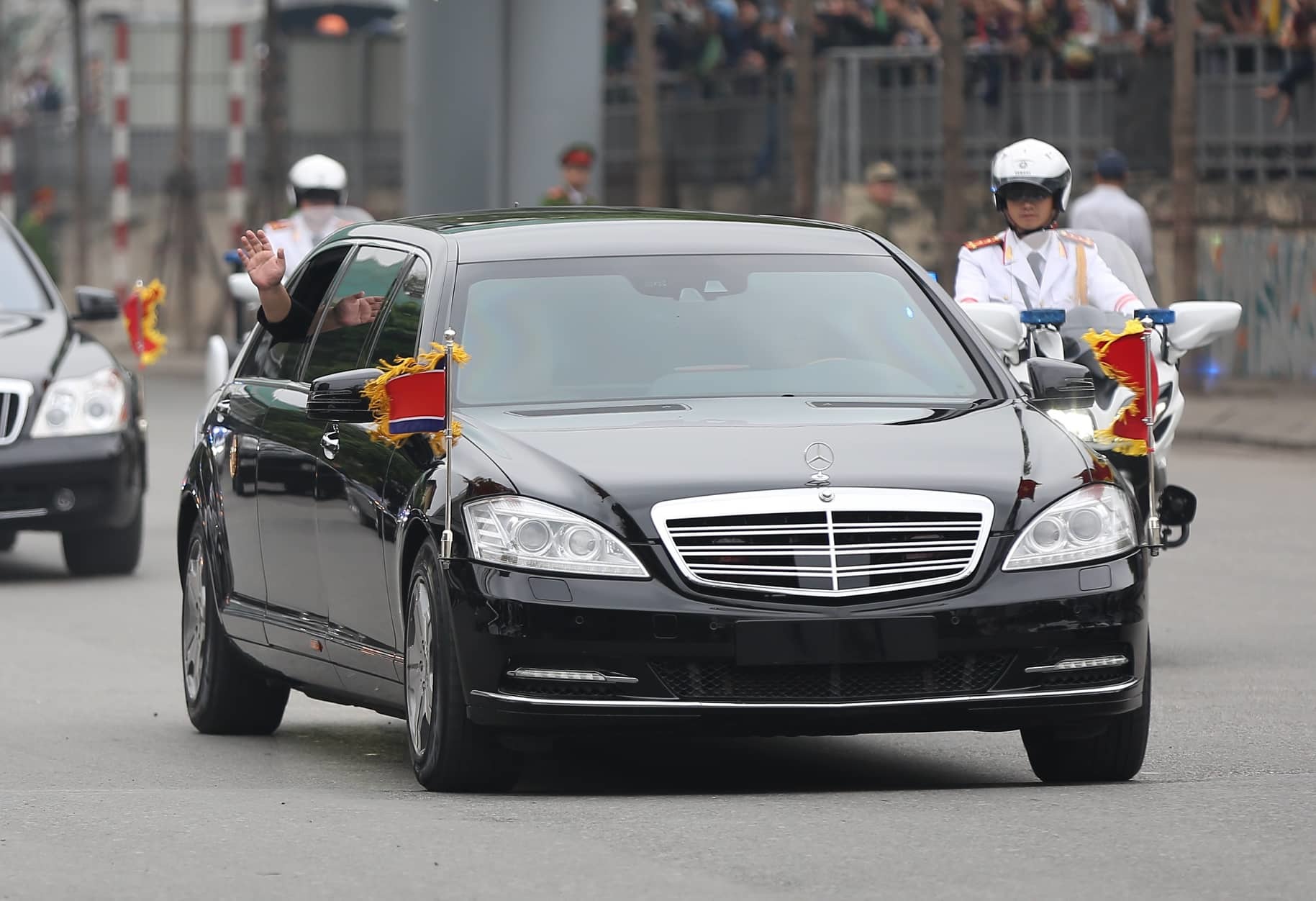 Ông Kim Jong-un vẫy chào người dân, lên tàu về nước-26