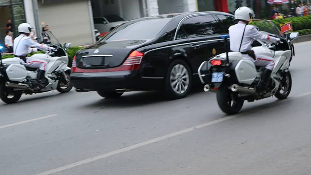 Ông Kim Jong-un vẫy chào người dân, lên tàu về nước-32