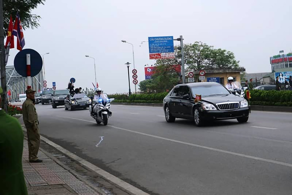 Ông Kim Jong-un vẫy chào người dân, lên tàu về nước-29