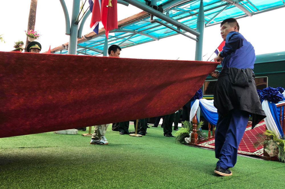 Ông Kim Jong-un vẫy chào người dân, lên tàu về nước-21