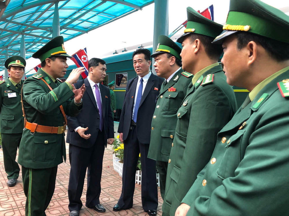 Ông Kim Jong-un vẫy chào người dân, lên tàu về nước-22
