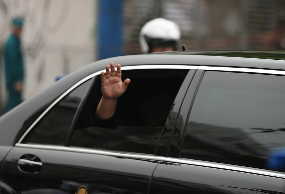 Ông Kim Jong-un vẫy chào người dân, lên tàu về nước-27
