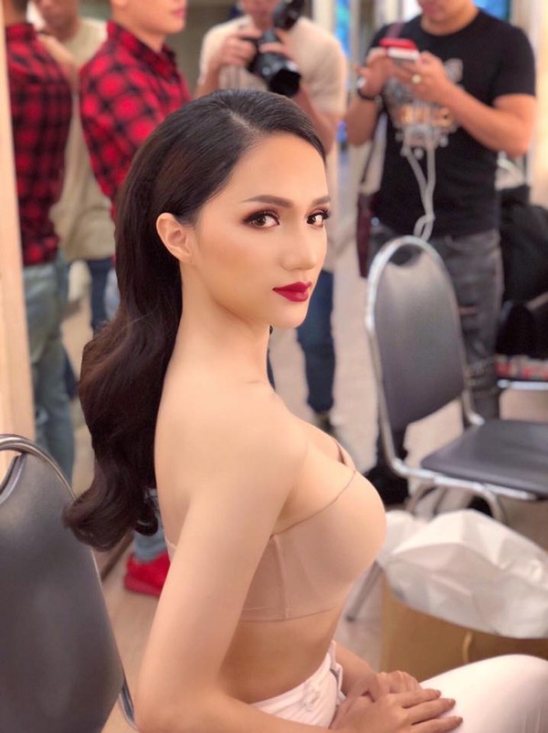 Trước khi hết nhiệm kì, Hoa hậu chuyển giới Hương Giang liên tục khiến ai nấy giật mình vì vòng 1 quá khác biệt-6