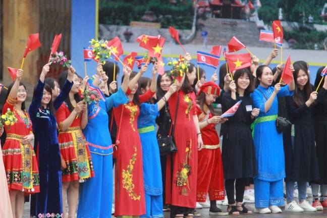 Ông Kim Jong-un vẫy chào người dân, lên tàu về nước-23