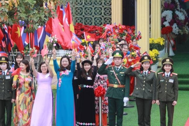 Ông Kim Jong-un vẫy chào người dân, lên tàu về nước-24