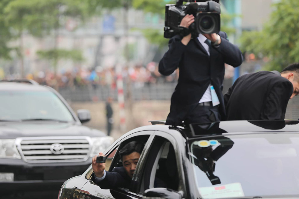 Ông Kim Jong-un vẫy chào người dân, lên tàu về nước-28