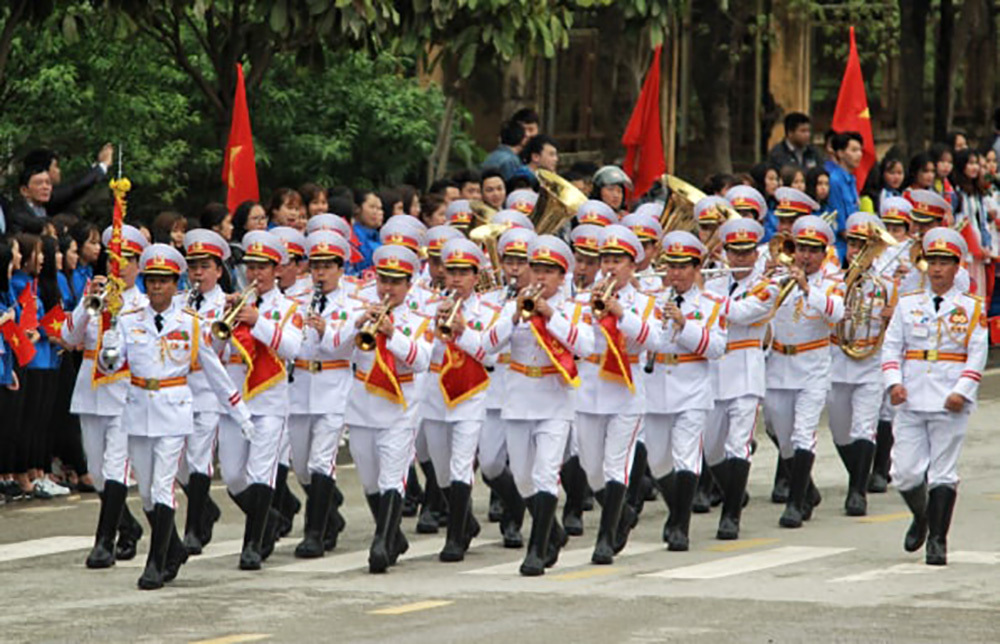 Ông Kim Jong-un vẫy chào người dân, lên tàu về nước-17