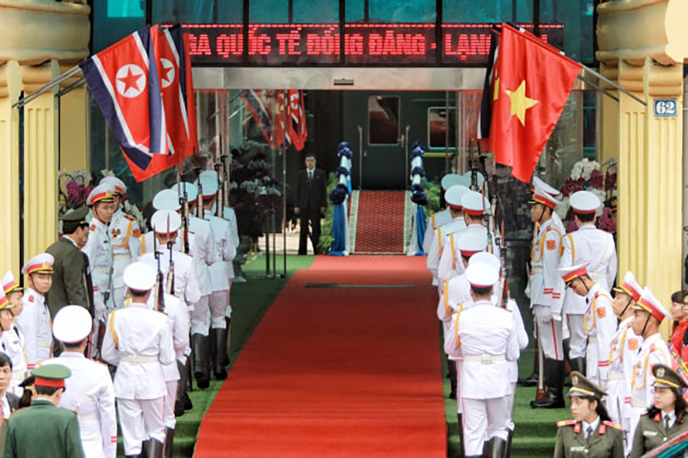 Ông Kim Jong-un vẫy chào người dân, lên tàu về nước-16