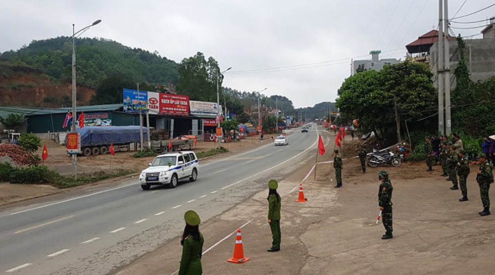 Ông Kim Jong-un vẫy chào người dân, lên tàu về nước-18