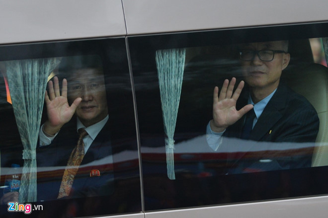 Ông Kim Jong-un vẫy chào người dân, lên tàu về nước-15