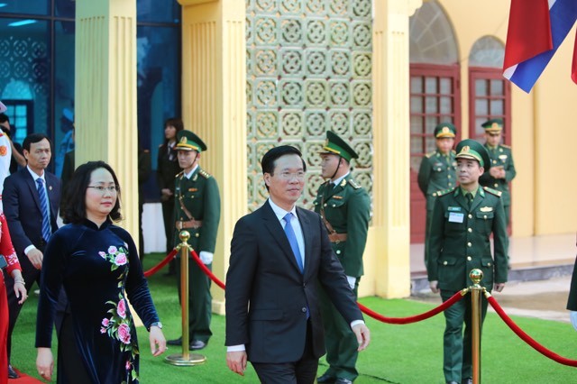 Ông Kim Jong-un vẫy chào người dân, lên tàu về nước-13