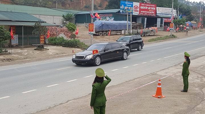 Ông Kim Jong-un vẫy chào người dân, lên tàu về nước-10