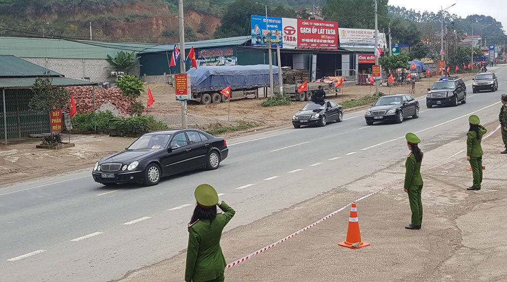 Ông Kim Jong-un vẫy chào người dân, lên tàu về nước-12