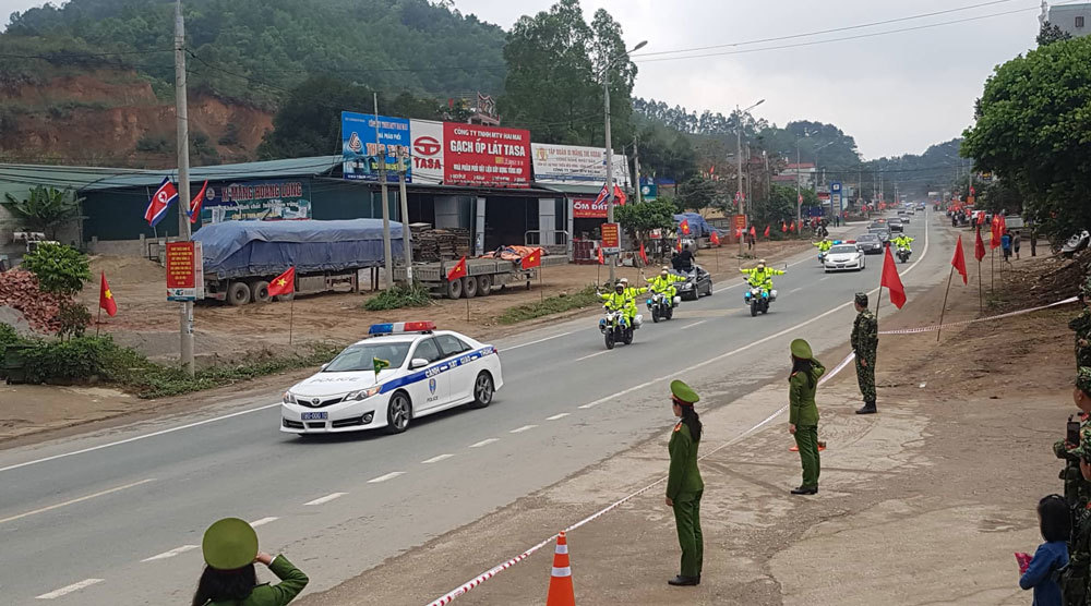Ông Kim Jong-un vẫy chào người dân, lên tàu về nước-11