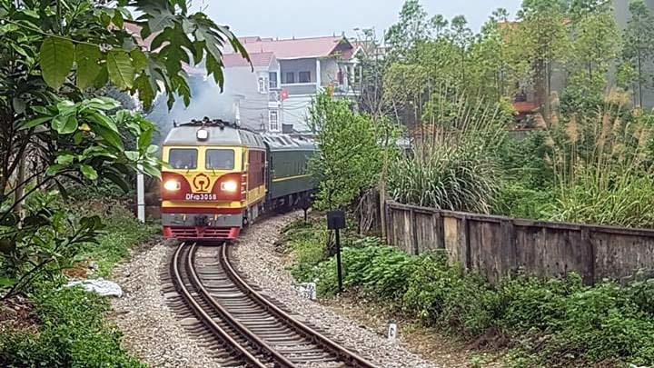 Ông Kim Jong-un vẫy chào người dân, lên tàu về nước-1