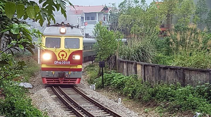 Ông Kim Jong-un vẫy chào người dân, lên tàu về nước-2