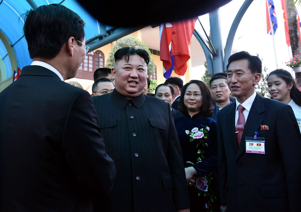 Ông Kim Jong-un vẫy chào người dân, lên tàu về nước-5