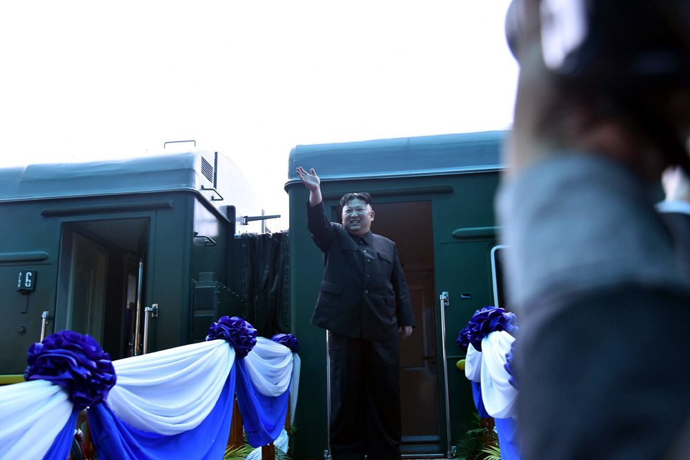 Ông Kim Jong-un vẫy chào người dân, lên tàu về nước-7
