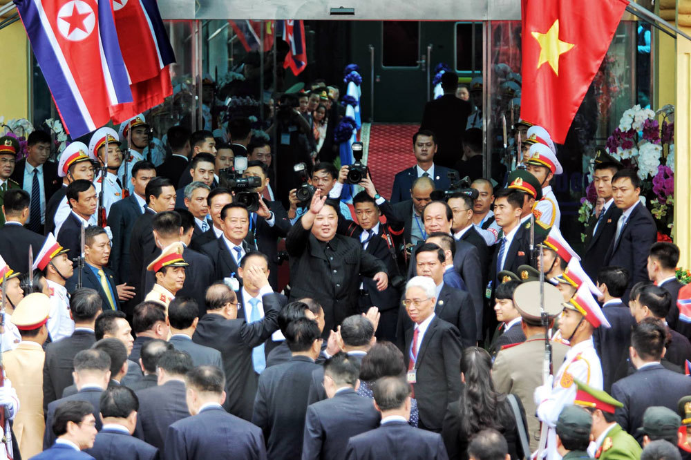 Ông Kim Jong-un vẫy chào người dân, lên tàu về nước-6