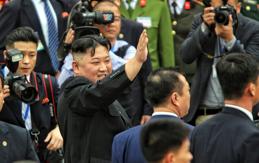 Ông Kim Jong-un vẫy chào người dân, lên tàu về nước-4