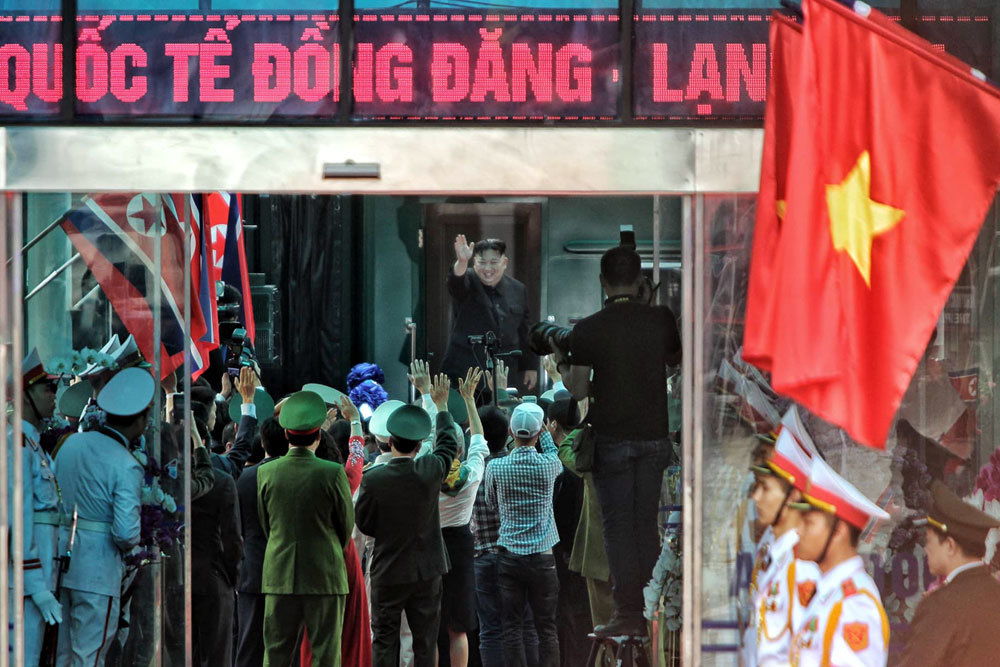 Ông Kim Jong-un vẫy chào người dân, lên tàu về nước-8
