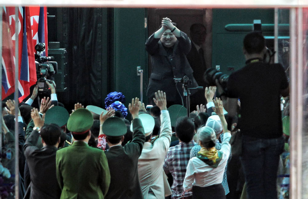 Ông Kim Jong-un vẫy chào người dân, lên tàu về nước-9