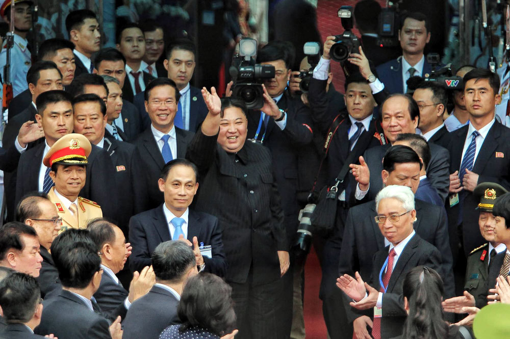 Ông Kim Jong-un vẫy chào người dân, lên tàu về nước-3