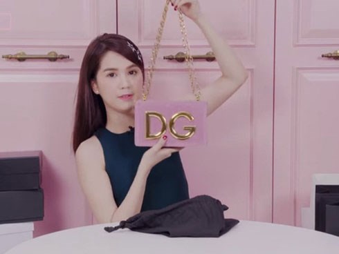 Ngọc Trinh khoe 36 món đồ hiệu trị giá gần 1 tỷ đồng gây tranh cãi