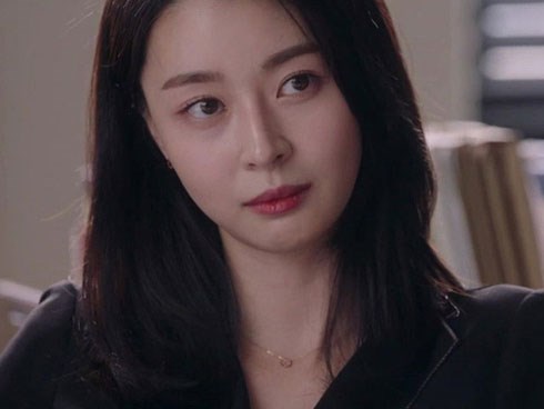 Người yêu cũ suốt ngày nhắn tin hỏi han chồng, vợ trẻ nhắn lại đúng một câu khiến cô ả tự xấu hổ rút lui