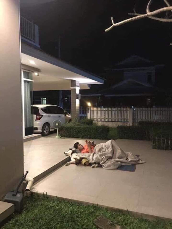 Giữa đêm, chồng mang chăn ra ngủ cùng bồ giữa sân, vợ dở khóc dở cười khi biết lý do-1