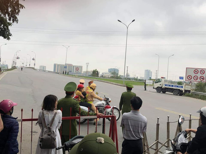 Hành động đẹp: CSGT dùng xe đặc chủng chở 2 mẹ con đi cấp cứu khi quốc lộ 1 bị cấm đường-2