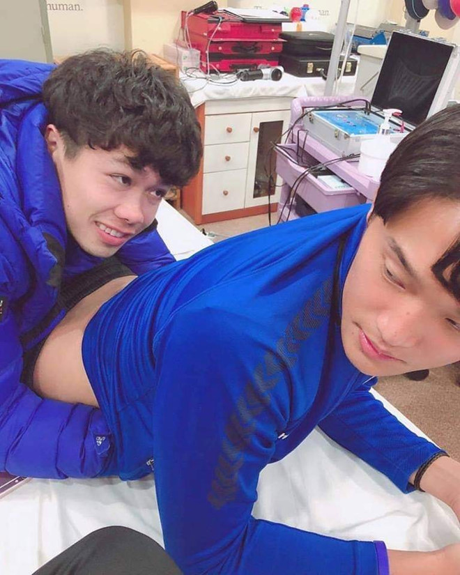 Công Phượng đùa nghịch với đồng đội trong phòng y tế-1