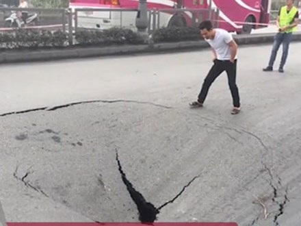 Clip: Đổ bê tông vào hố tử thần sâu gần 1 m trên quốc lộ ở Quảng Ninh