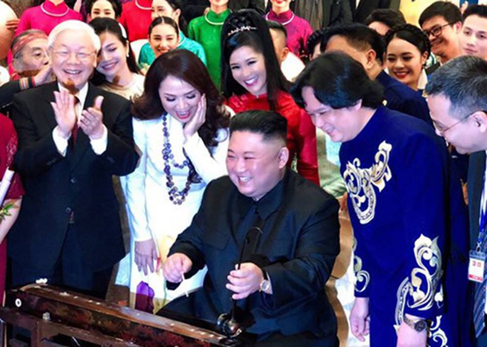 Hình ảnh bình dị của các nguyên thủ quốc gia trong chuyến công du đến Việt Nam: Chơi đàn bầu, ăn bún chả, uống cà phê vỉa hè-1