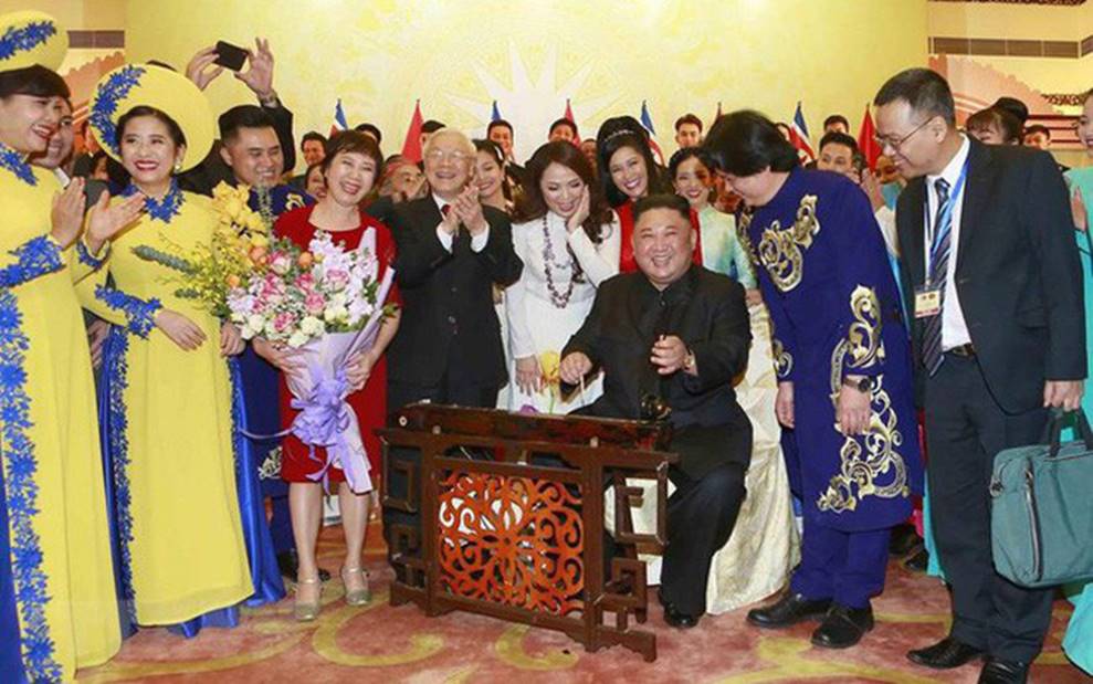 Hình ảnh bình dị của các nguyên thủ quốc gia trong chuyến công du đến Việt Nam: Chơi đàn bầu, ăn bún chả, uống cà phê vỉa hè-2