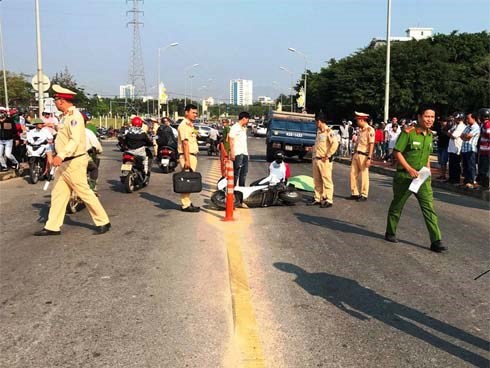 Clip nam sinh ở Đà Nẵng chết thảm dưới bánh xe tải: Nạn nhân tông cọc tiêu phân làn rồi ngã ra đường